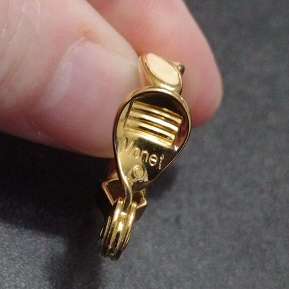 Vintage gold tone Monet clip on earrings - Picture 6 of 11